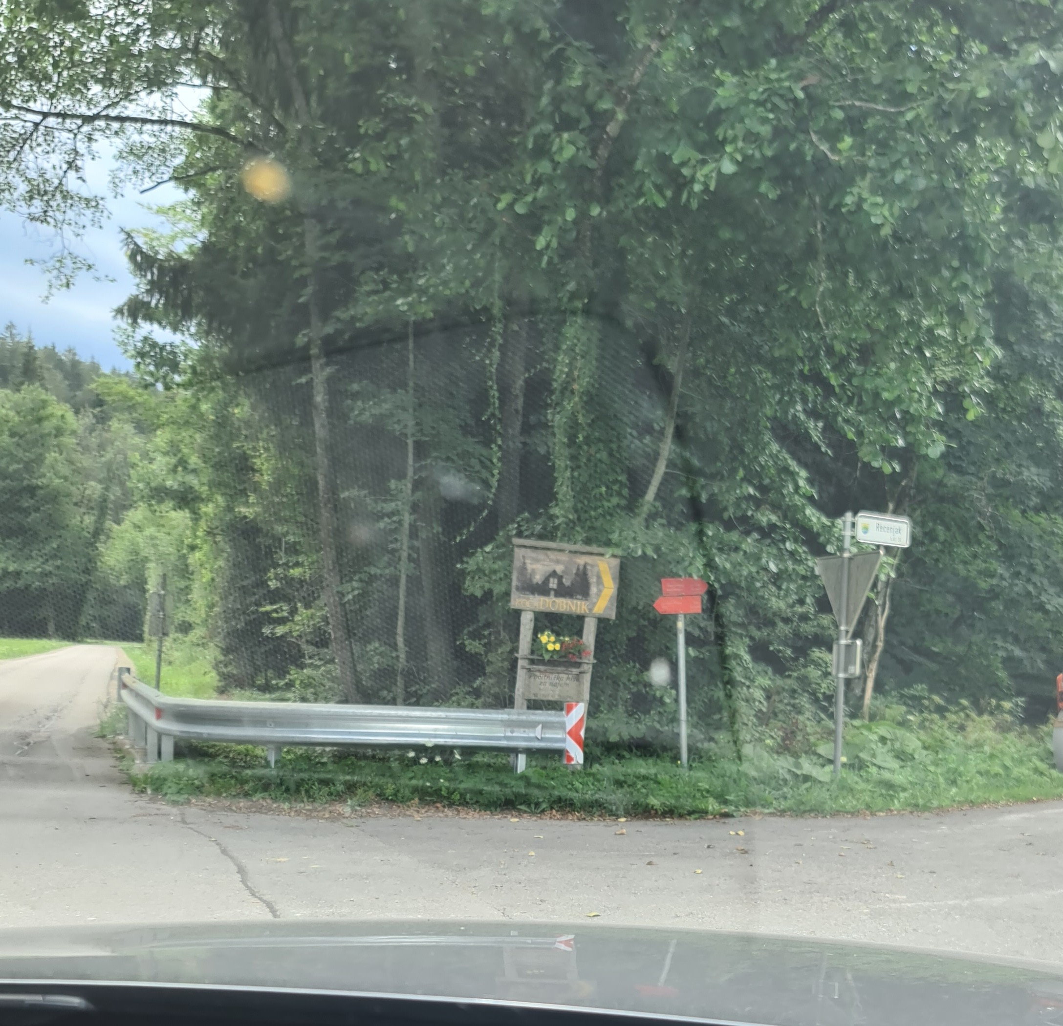 Holztafel Koča Dobnik